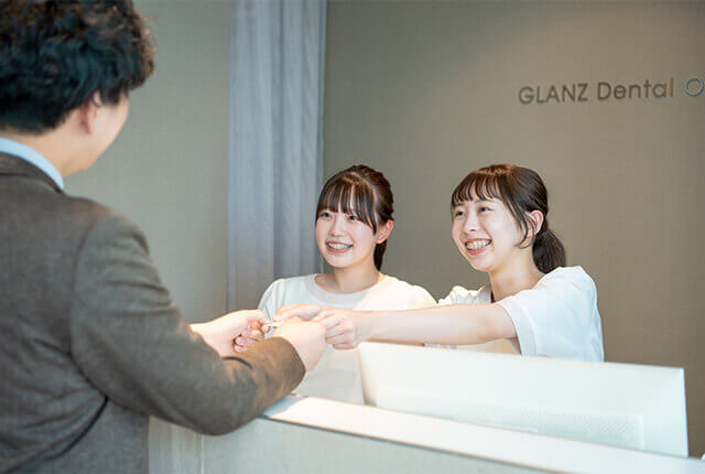 患者の受付を行う医療スタッフ