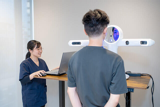 患者の歯の検査を行う歯科衛生士