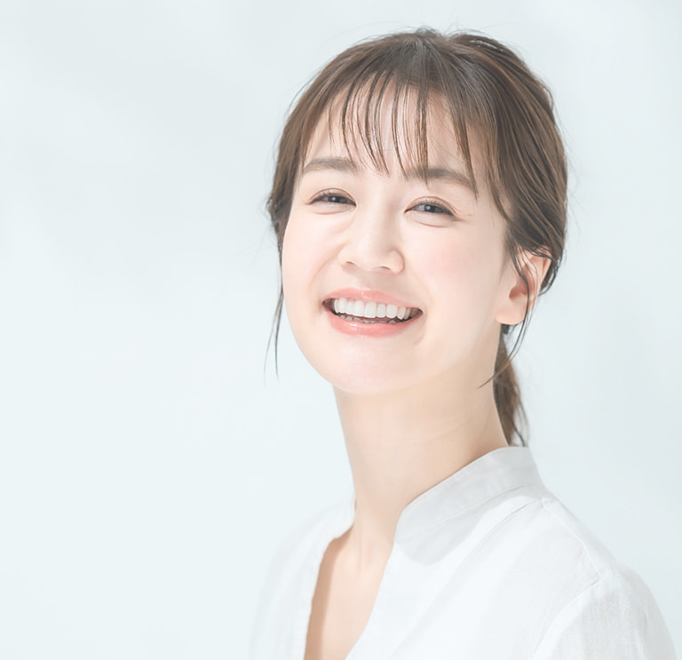 白い歯で微笑む女性