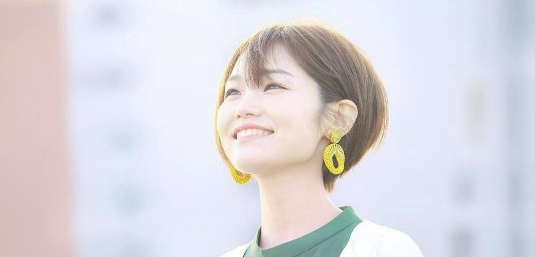 笑顔の女性（スマホ）