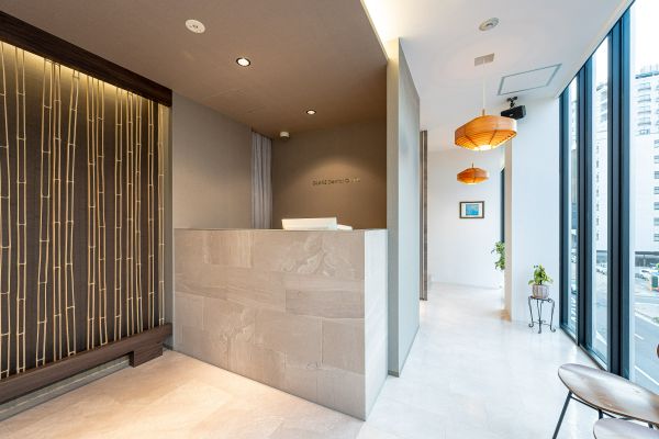 患者にモニターで説明を行う歯科医師