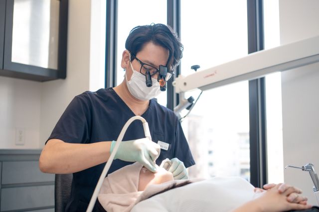 治療を行う歯科医師
