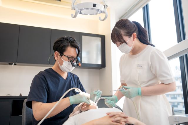施術を行う歯科医師とスタッフ