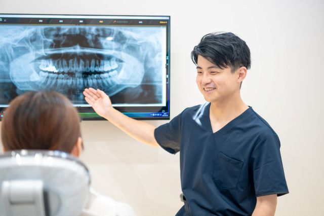 モニターで説明を行う歯科スタッフ
