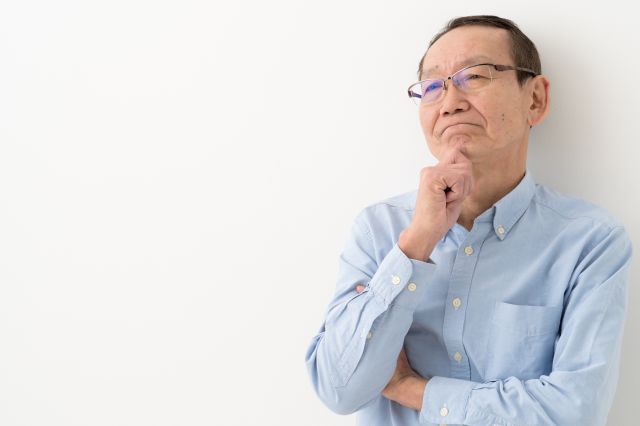 考え込むシニア男性