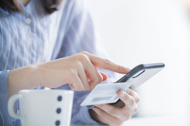 スマホをタップする女性