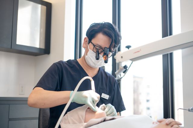 治療を行う歯科スタッフ