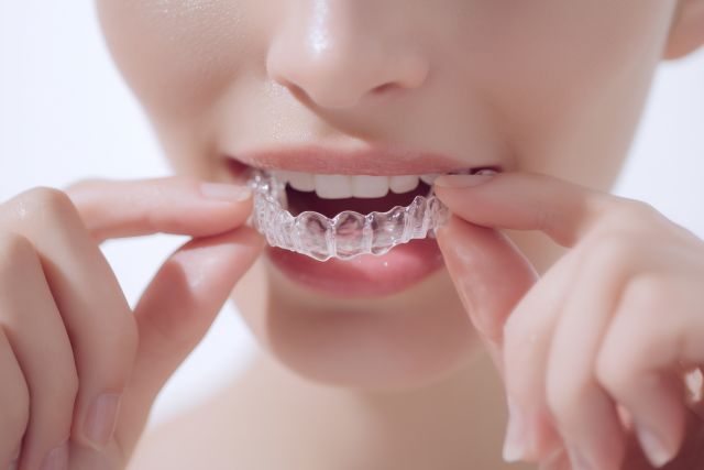 マウスピースを付けようとする女性