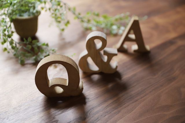 デスクに置かれたQ&Aの置物