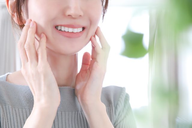 白い歯を見せて笑う女性