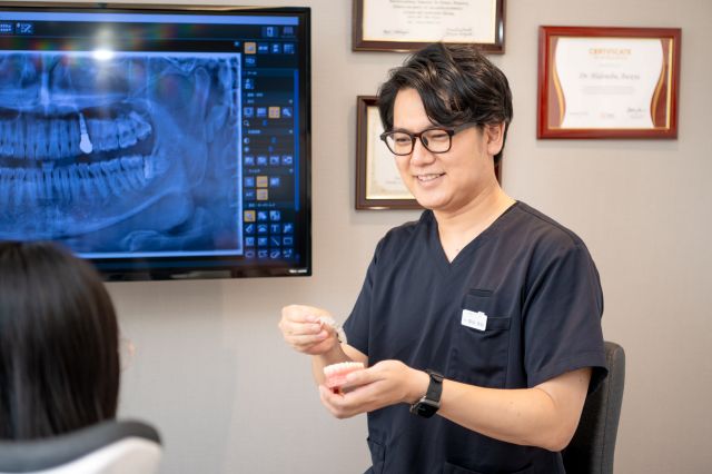 モニターで説明を行う歯科スタッフ