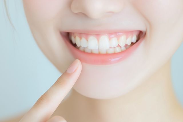 白い歯を見せて笑う女性