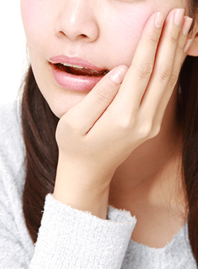 口元を抑える女性