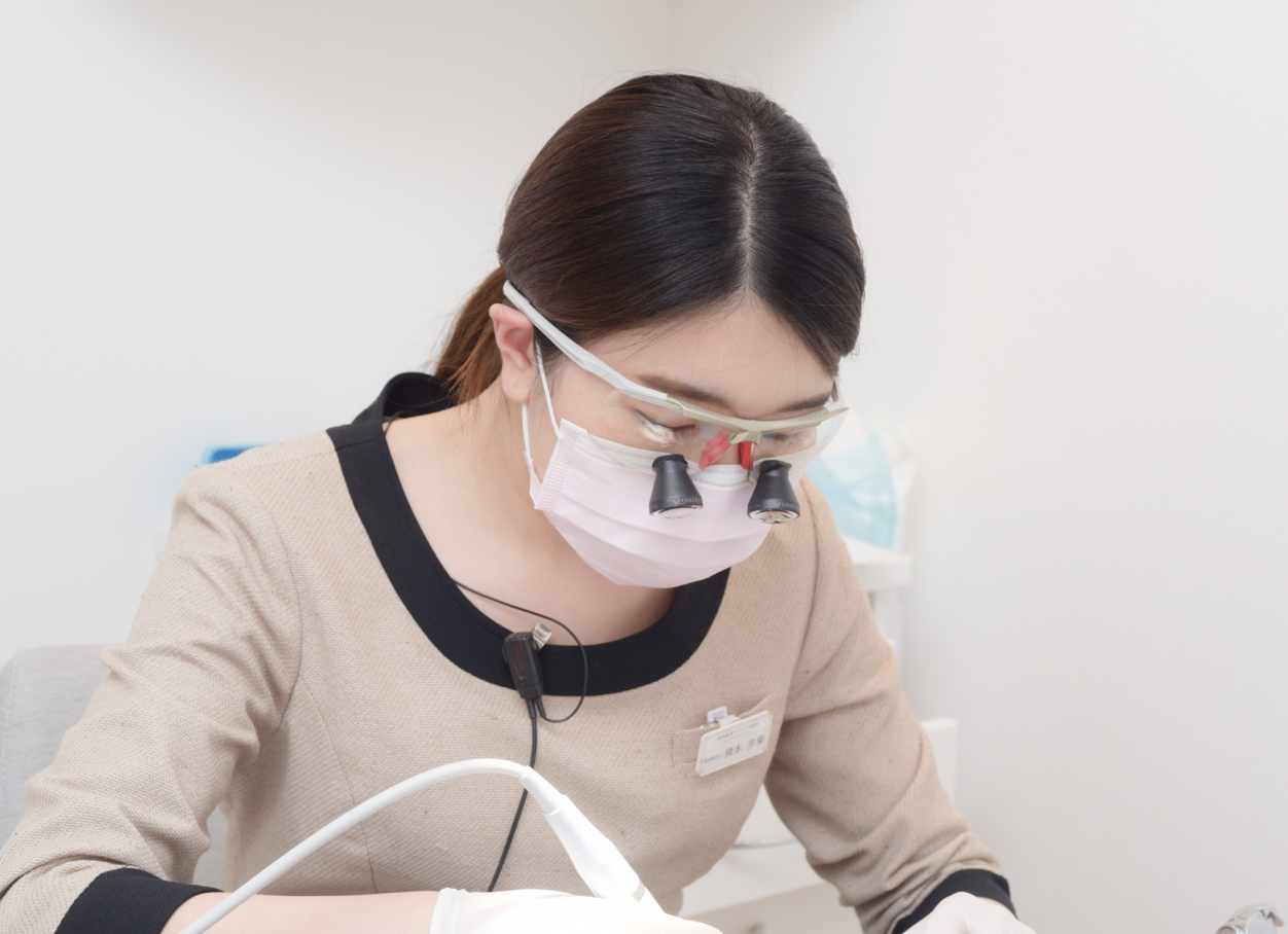 歯科衛生士が治療をする様子