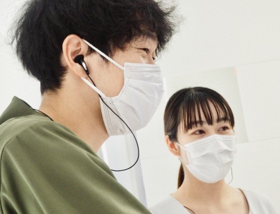 歯科医師と歯科衛生士の診療中の様子