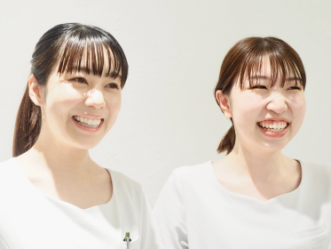 女性歯科衛生士2人が笑顔で並ぶ