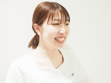 女性歯科衛生士が微笑む