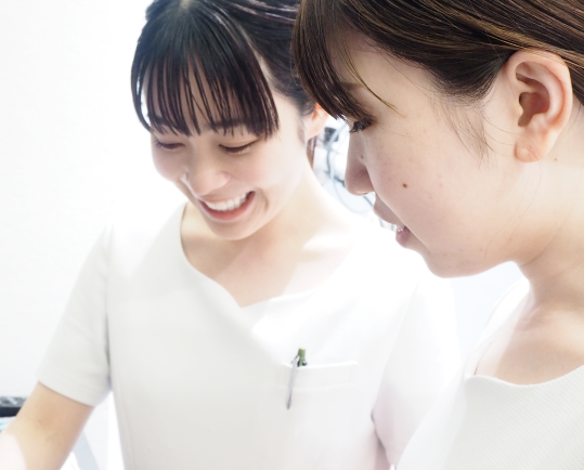 女性歯科衛生士2人が勉強している様子