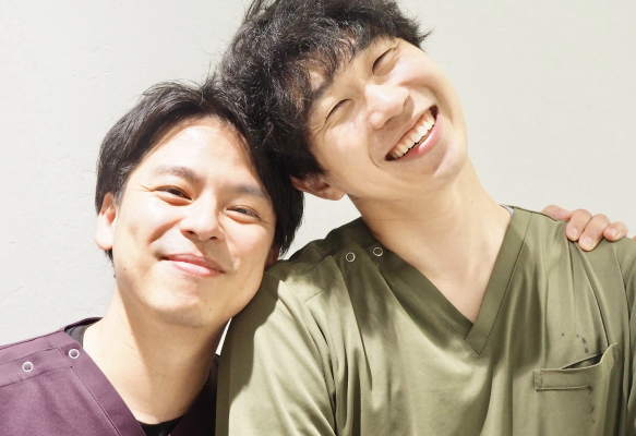 西田先生と向井先生が笑顔で頭を合わせている