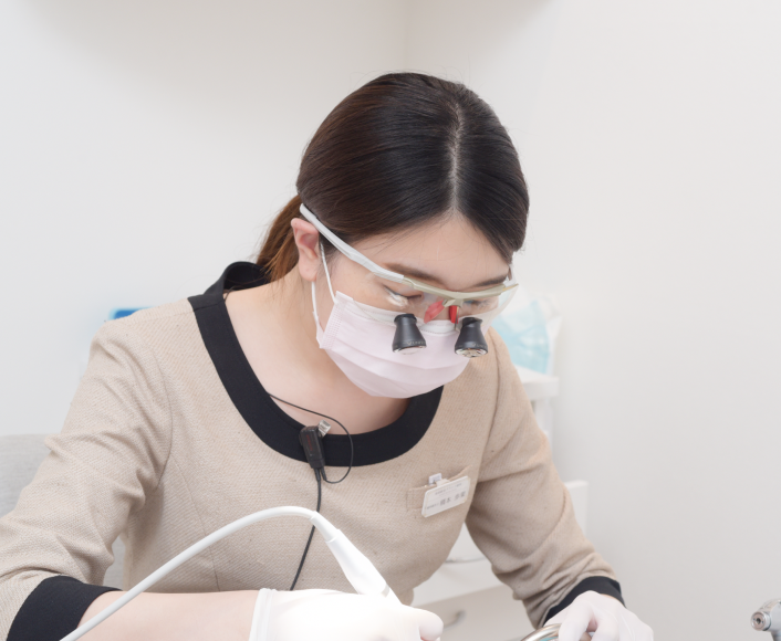 歯科衛生士が治療をする様子