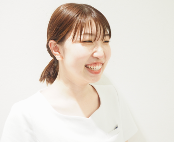 女性歯科衛生士が微笑む
