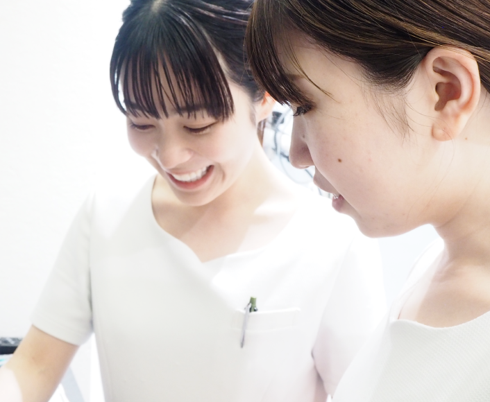 女性歯科衛生士2人が勉強している様子