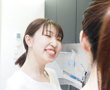 女性歯科衛生士スタッフの笑顔