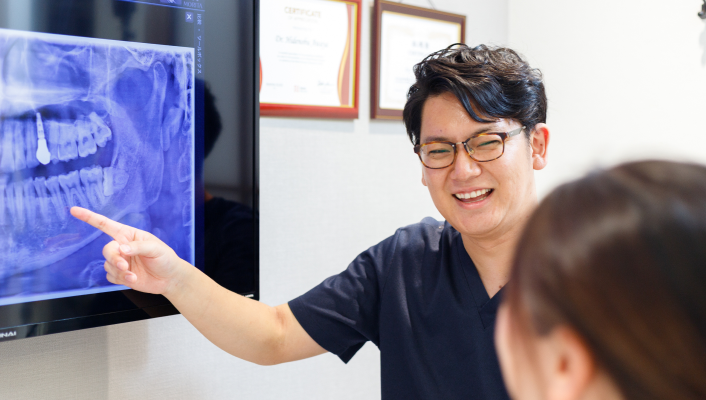 粟谷英信院長患者さんと診療中にカウンセリングする様子