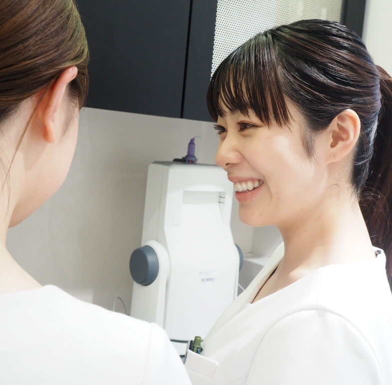 女性スタッフがカウンセリング